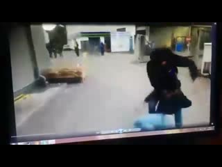 unsuccessful attempt of a russian to teach a lesson to a migrant